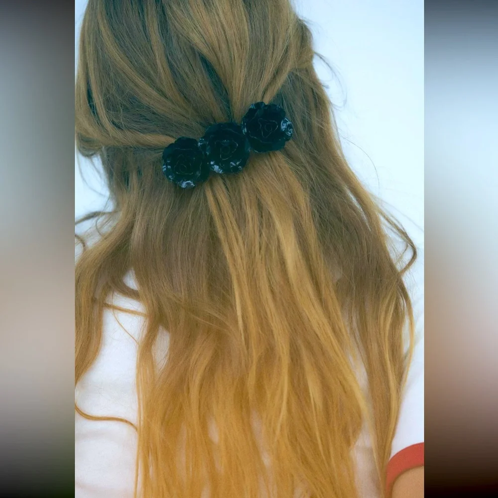 Zara metallic floral hair clip, black